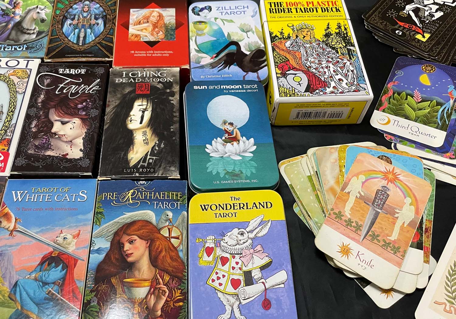 ご相談者様や状況に合わせて複数のタロットをご用意しています。